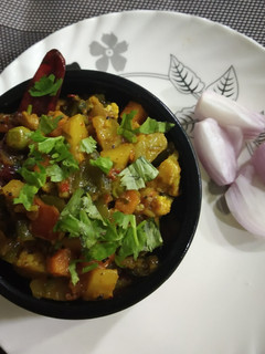 ઢાબા સ્ટાઈલ મિક્સ વેજ સબ્જી(Mix Veg Sabji Recipe In Gujarati) રેસીપી મુખ્ય ફોટો