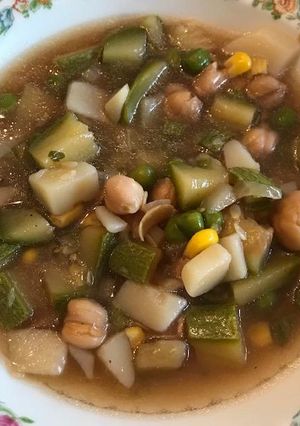 Una foto de Sopa de verduras con garbanzos