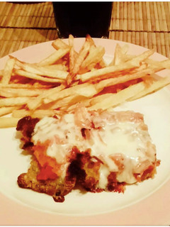 Una foto de Milanesas con papas fritas