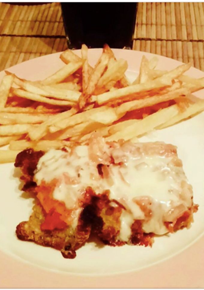 Una foto de Milanesas con papas fritas
