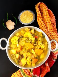 মুগ ডাল দিয়ে মিক্সড সবজির ঝোল রেসিপির প্রধান ছবি