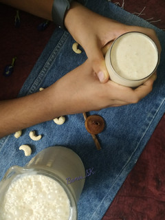 કાજુ અંજીર મિલ્કશેક (Sugerfree Cashew Anjeer Milkshake Recipe In Gujarati) રેસીપી મુખ્ય ફોટો