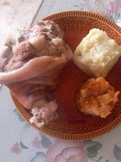 Una foto de Codillo de cerdo con puré de patatas