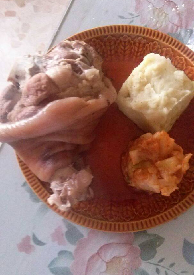 Una foto de Codillo de cerdo con puré de patatas