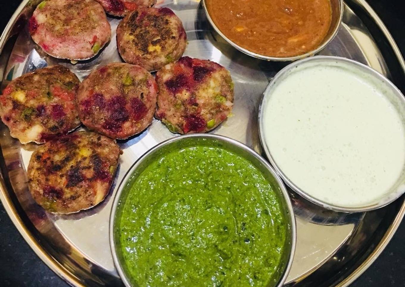 Vegetables kabab with green chutney, mint curd and garlic chutney