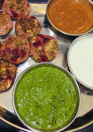 A picture of Vegetables kabab with green chutney, mint curd and garlic chutney.