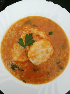 Una foto de Caldo de arroz con merluza y tomate
