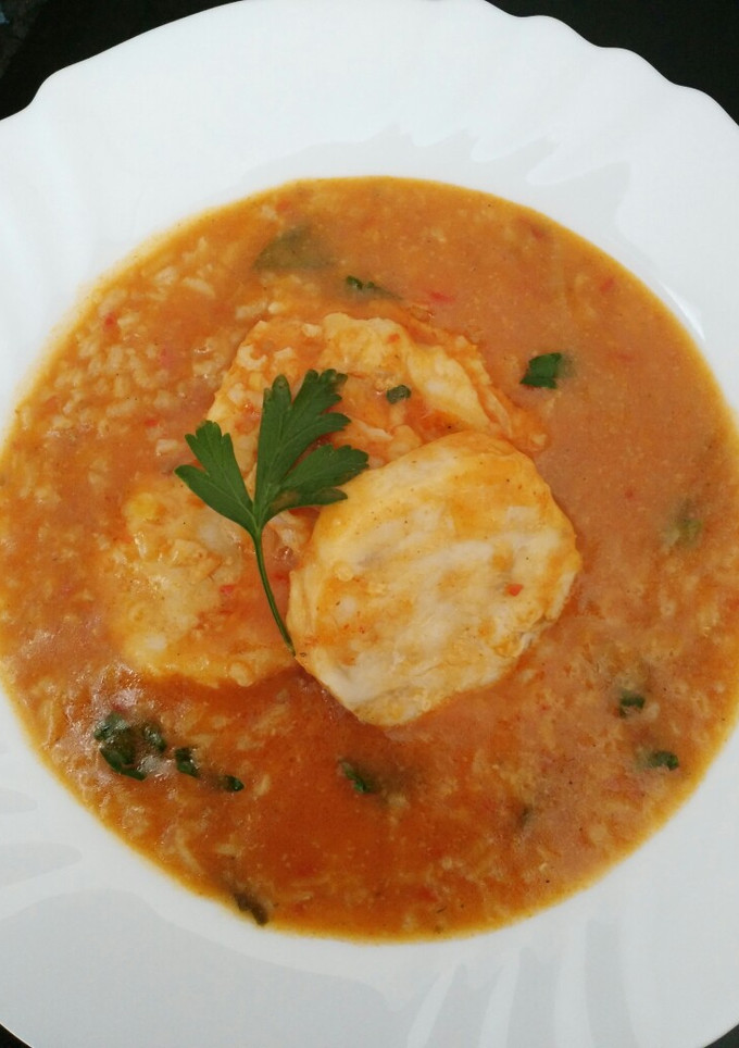 Una foto de Caldo de arroz con merluza y tomate
