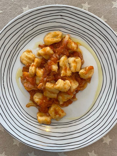 Una foto de Gnocchi de Ricotta con salsa de tomate y anchoas