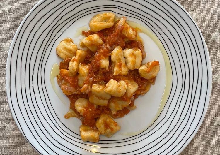 Gnocchi de Ricotta con salsa de tomate y anchoas