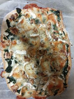 Una foto de Pizza casera de espinacas