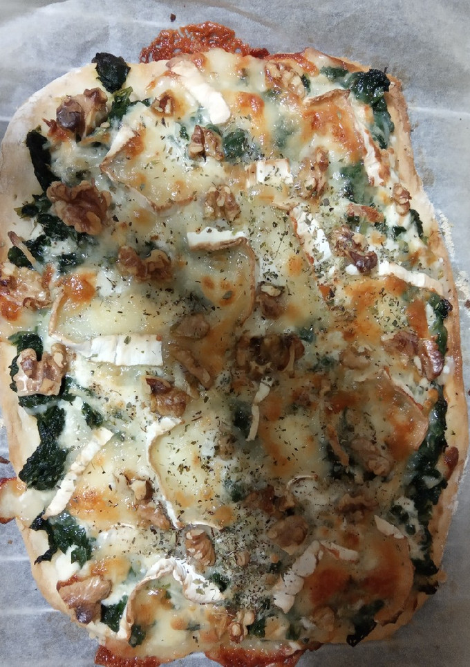 Una foto de Pizza casera de espinacas