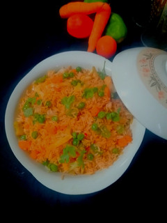 शेजवान फ्राइड राइस (Schezwan fried rice recipe in hindi) रेसिपी मुख्य फोटो