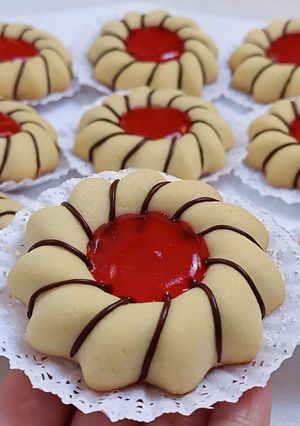 صورة لوصفة حلوة جافة راقية تذوب في الفم بمقادير جد بسيطة، على طريقة أم يارا