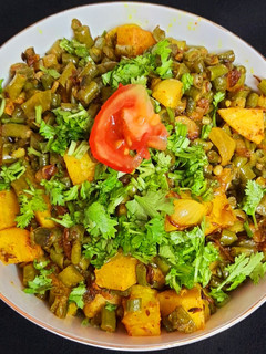 लोबिया और आलू की सब्जी (lobia aur aloo ki sabzi recipe in Hindi) रेसिपी मुख्य फोटो
