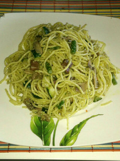 Una foto de Espagueti con verduras al pesto