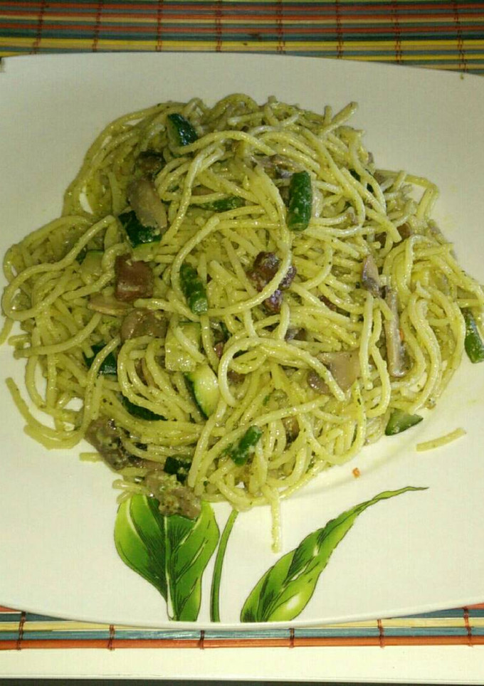 Una foto de Espagueti con verduras al pesto