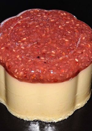 Une photo de Flan coco/fraises/chia (vegan)