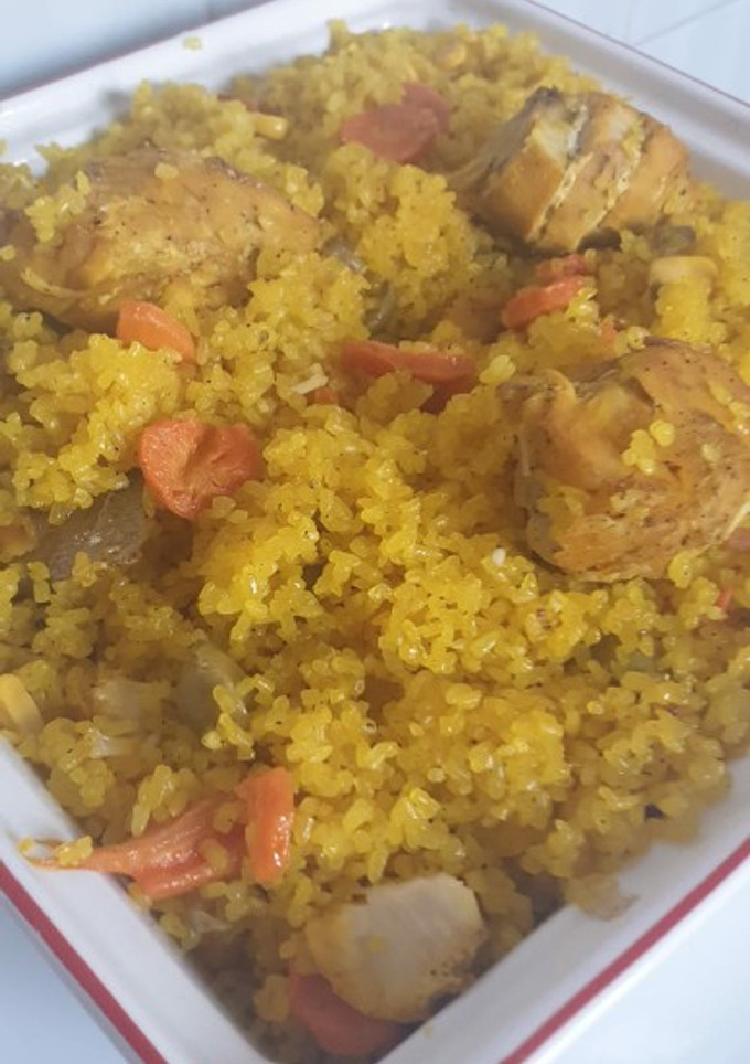 Una foto de Arroz jollof con pollo
