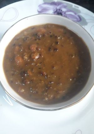 A picture of Daal makhni.