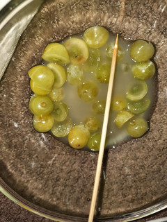 A picture of Sour patch grapes.