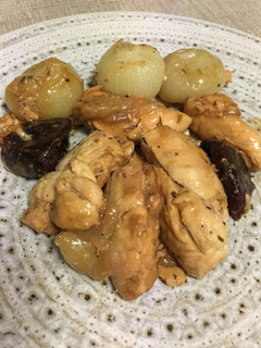 Una foto de Solomillos de pollo con ciruelas y cebollitas francesas