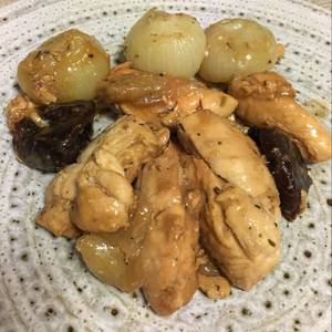 Solomillos de pollo con ciruelas y cebollitas francesas