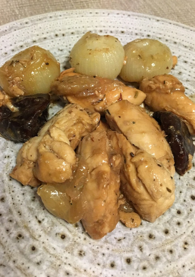 Una foto de Solomillos de pollo con ciruelas y cebollitas francesas