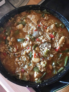 Una foto de Paella con conejo y romero, receta muy rica