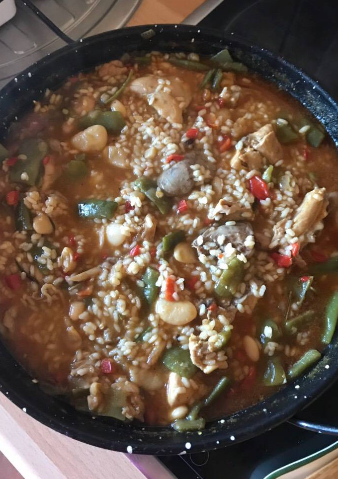 Una foto de Paella con conejo y romero, receta muy rica