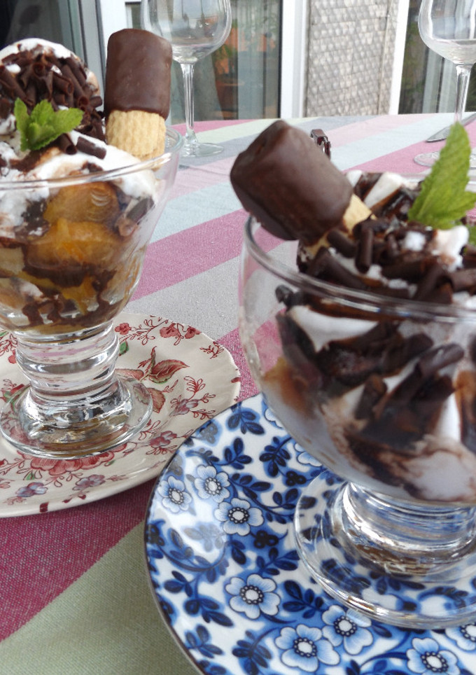 Una foto de Manzanas caramelizadas al jengibre con rulos de chocolate