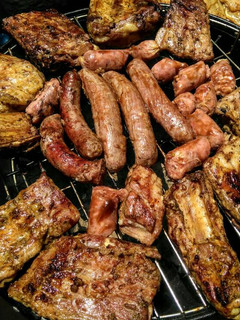 Una foto de PARRILLADA Con Aderezo 8 Especias y Salsa Barbecue...!