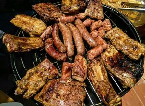 Una foto de PARRILLADA Con Aderezo 8 Especias y Salsa Barbecue...!