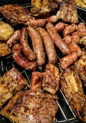 Una foto de PARRILLADA Con Aderezo 8 Especias y Salsa Barbecue...!