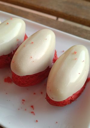 Foto principal de Mini bizcochitos Red Velvet con cobertura de chocolate blanco (sin gluten)