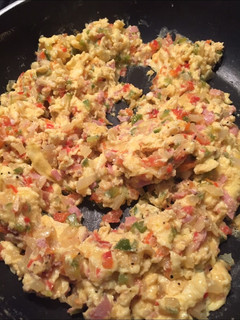 Una foto de PericoHuevos revueltos con sofrito