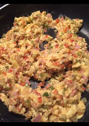 Una foto de PericoHuevos revueltos con sofrito