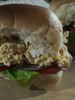 Una foto de Sándwich con relleno de pasta de pollo (sanguche, jaja)
