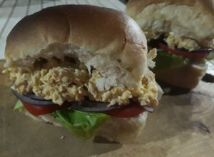 Una foto de Sándwich con relleno de pasta de pollo (sanguche, jaja)