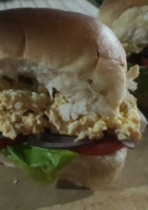 Una foto de Sándwich con relleno de pasta de pollo (sanguche, jaja)