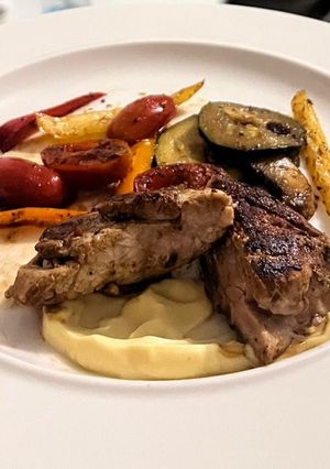 Hình của món Thịt lợn steak cùng rau củ nướng.