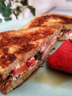 Una foto de Pan francés relleno de fresas y ricota