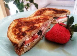Una foto de Pan francés relleno de fresas y ricota