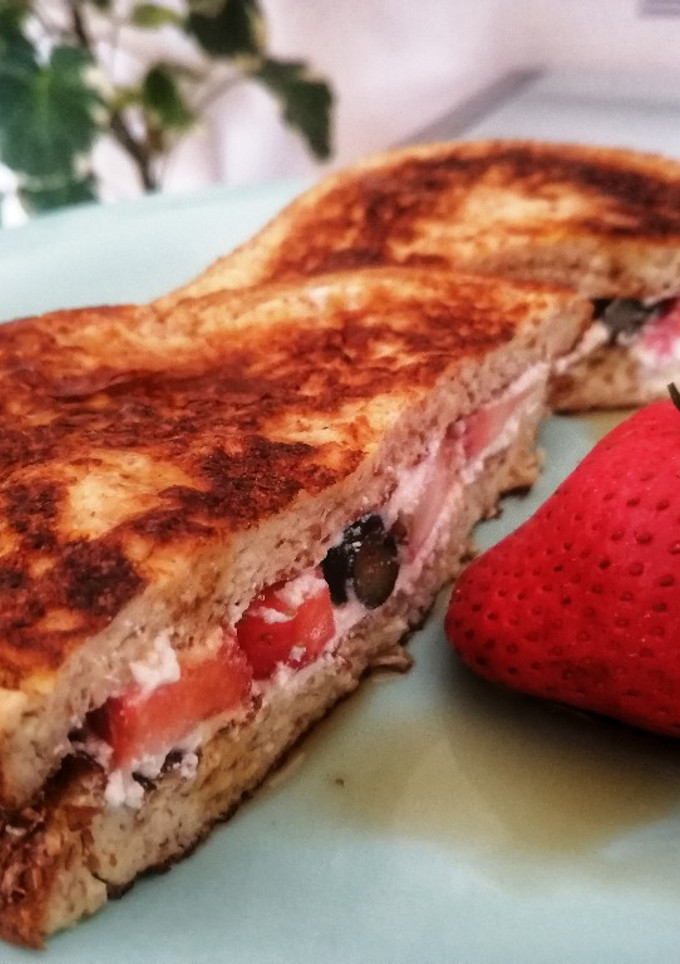 Una foto de Pan francés relleno de fresas y ricota