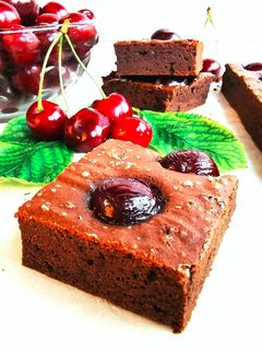 O poză a rețetei Brownie cu cireșe, desertul suprem ciocolătos. Cum se face brownie de casă.