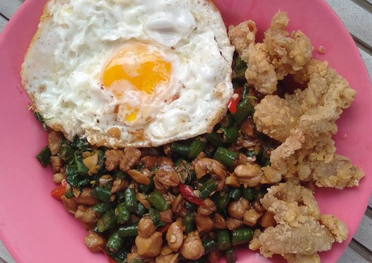 Cara Gampang Menyiapkan Spicy Thai Basil Chicken (ผัดกระเพราไก่) Anti Gagal