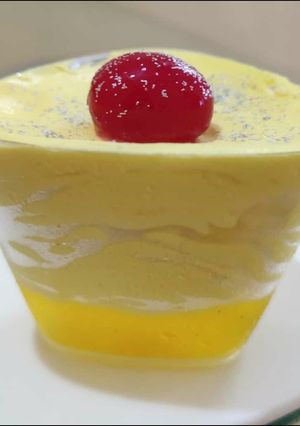 A picture of Pineapple geleto+walnut gelato.