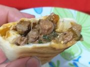 Una foto de tapa de nalga con cebolla