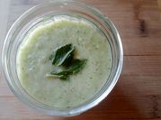 Una foto de gazpacho de pepino y manzana