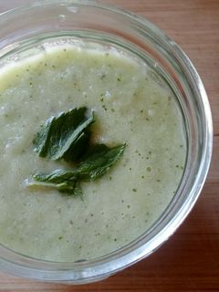 Una foto de Gazpacho de pepino🥒 y hierbabuena🌿